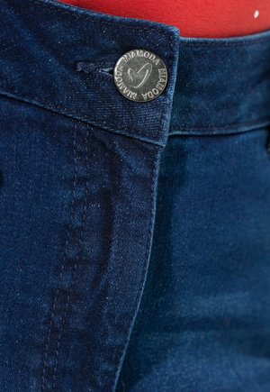 Donkerblauwe denim jeans met een vlakke voorkant, voorzien van een metalen knoop met logodetail en contrasterende stiksels langs de naden.