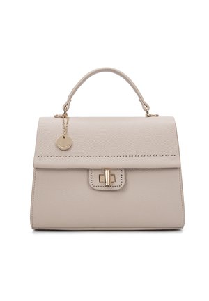 Borsa strutturata in pelle beige chiaro con texture, manico superiore, hardware dorato, patta anteriore e un charm decorativo attaccato.