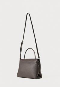 Dunkelgraue Lederhandtasche mit strukturierter Form, Obergriff und verstellbarem Schultergurt; verfügt über einen Frontklappenverschluss.
