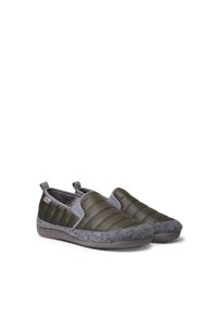 Mörkgröna slip-on skor med kviltat nylon på ovandelen, grå textilaccenter och grå filtliknande sula. Har elastiska sidopaneler för enkel påtagning.