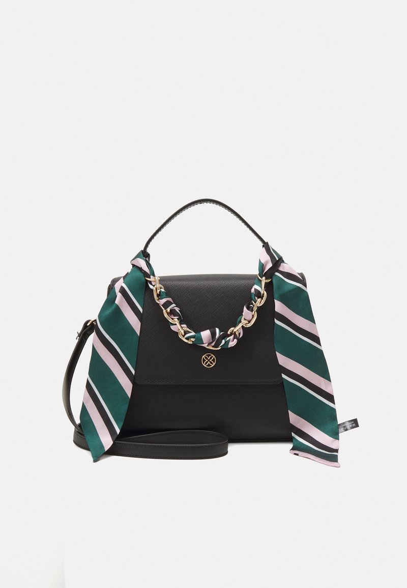 Bolso de cuero negro con forma estructurada, herrajes dorados y un pañuelo de seda estampado como acento en rayas verdes y rosas. Incluye correa para el hombro.