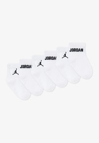 Chaussettes basses blanches, avec texte "JORDAN" en noir et logo. Fabriquées en mélange de coton, avec bordures côtelées et conception sans couture au niveau des orteils. Lot de six paires.