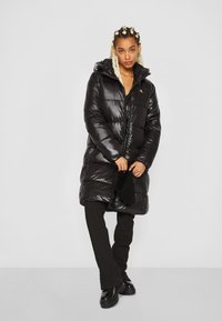 Calvin Klein Jeans SHINY LONG FITTED JACKET - Talvejope - ck black/bright white