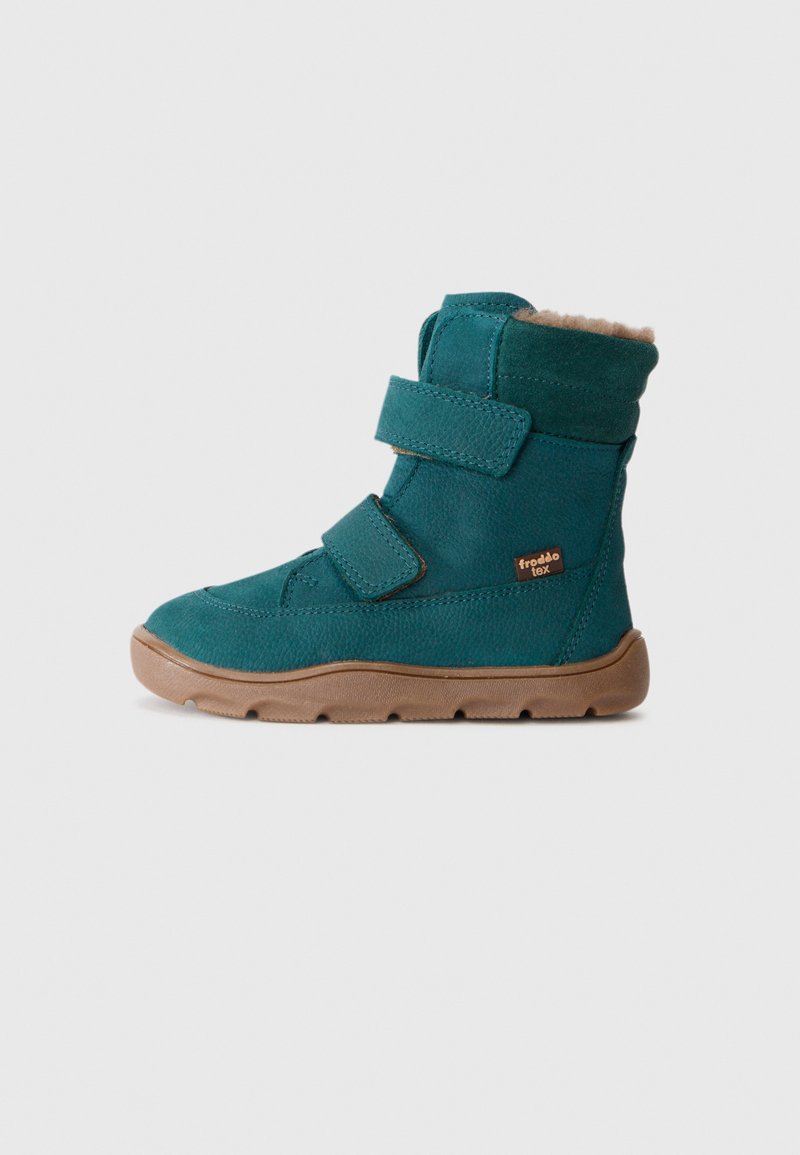 Stivale invernale per bambini di colore verde acqua con due strappi in velcro, suola marrone e foderato in morbido pile, mostrato di lato su sfondo bianco.