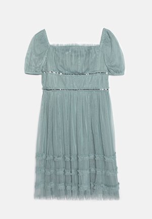 Világoskék tüllruha puffos ujjal, ráncolt ruhatesttel, flitteres részletekkel és réteges fodros szegéllyel.