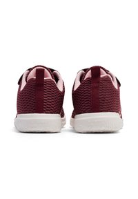 Bordeaux farbene Mesh-Sportschuhe mit pinken Akzenten, strukturiertem Stoff und einer leichtgewichtigen Sohle. Verfügt über Zugschlaufen auf der Rückseite für einfaches Anziehen.