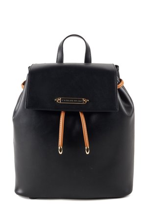 Mochila de cuero negro con una solapa plana, detalles en cuero marrón claro, herrajes dorados y un cordón. Presenta un asa superior para llevarla.
