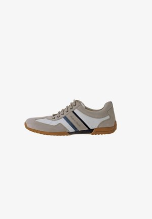 Chaussure de sport en suède beige et en mesh avec des accents bleu foncé et blancs, dotée d'un design à lacets et d'une semelle en caoutchouc.