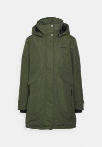 Parka d'hiver isolée verte avec capuche, fermeture avant à boutons-pression et fermeture éclair, poches à rabat, et logo Didriksons sur la poitrine.