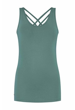 Slim-fit Tanktop in gedämpftem Grün, mit strukturiertem Stoff und gekreuzten Trägern am Rücken für zusätzliche Details.