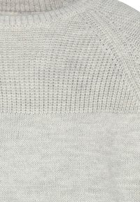 Maglione a maglia grigio chiaro con un motivo testurizzato, colletto a coste, materiale morbido e finitura liscia.