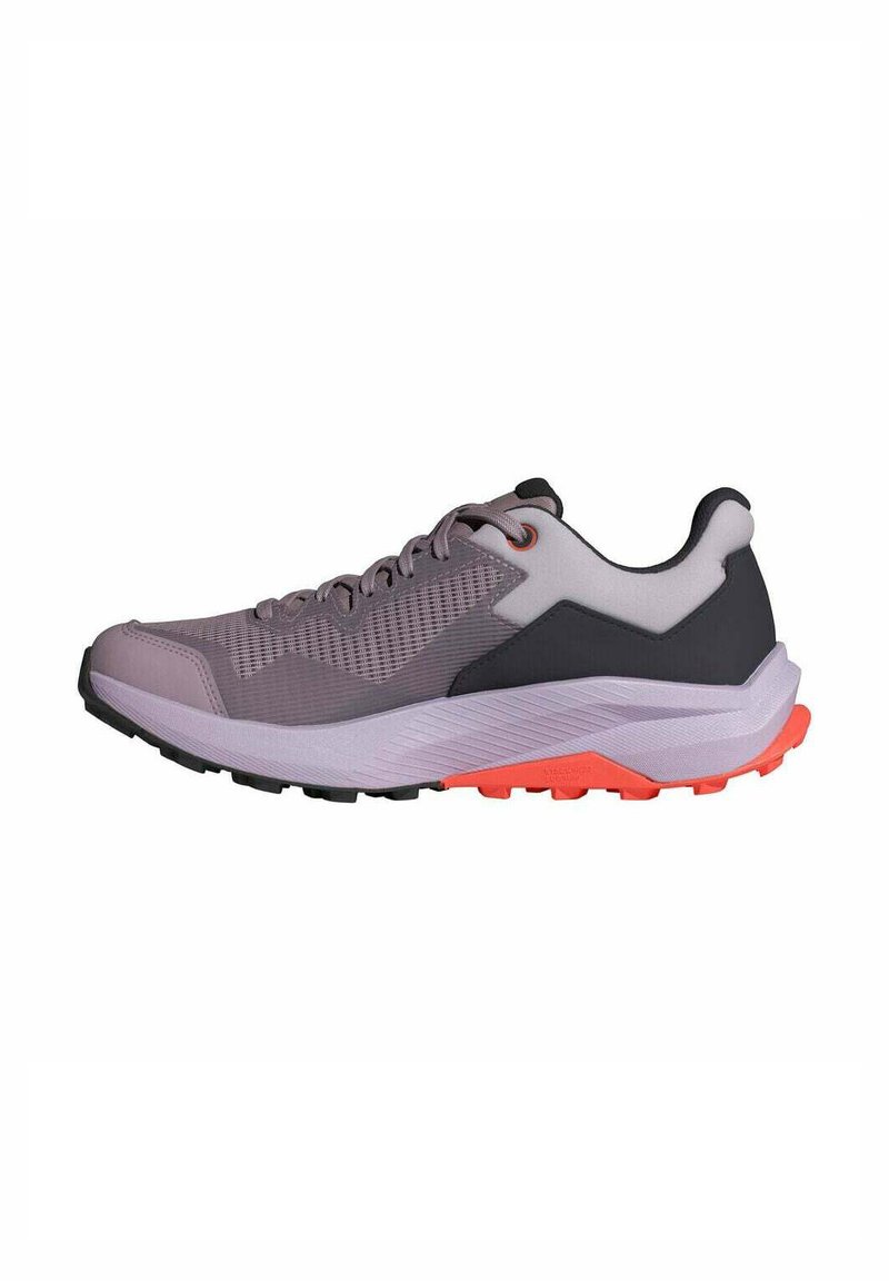 Des chaussures de course à lacets avec une tige en maille grise respirante, des accents noirs, une semelle texturée violette et une semelle extérieure orange vive.