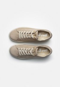 Baskets en cuir beige avec des lacets beiges et des œillets dorés. Semelle en caoutchouc et col rembourré. Nom de la marque visible sur la semelle intérieure. Design minimaliste.