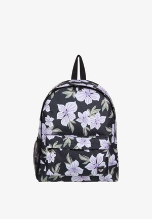 Mochila negra con patrón floral en tonos púrpura claro y verde, bolsillo frontal con cremallera y bolsillo lateral de malla negra, asa para colgar en la parte superior.