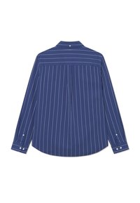 Granatowa koszula z długim rękawem w białe pionowe paski, z zapięciem na guziki przy mankietach oraz szwem na plecach. Gładki materiał w luźnym fasonie.