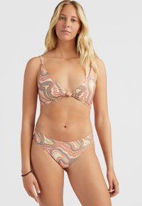 Twee-delig bikini van zachte stof met een paisleypatroon. Het bovenstuk heeft een geknoopt midden, lichte koraal-, beige- en blauwtinten, met verstelbare bandjes.