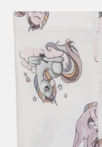 Tkanina s uzorkom jednoroga koja se ističe svijetlim pastelnim bojama, mekim teksturom i maštovitim ilustracijama sivih i ljubičastih jednoroga uz zvjezdice i srca.