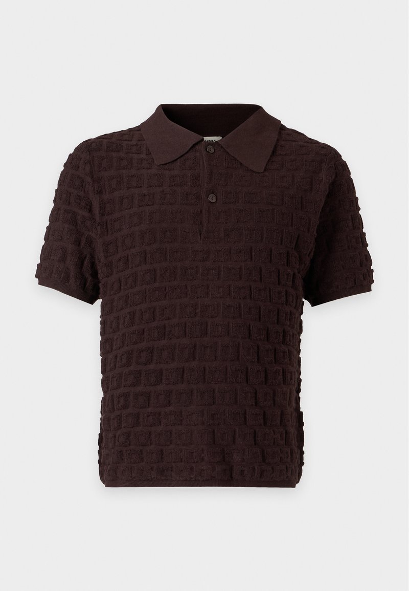 Camiseta polo de manga corta de color marrón oscuro con patrón cuadrado texturizado y tapeta de dos botones en la parte delantera.