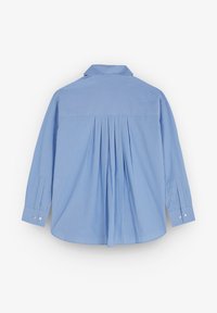 Camicia a maniche lunghe a righe blu e bianche con design plissettato sul retro, polsini con bottoni e colletto classico. Materiale in cotone morbido.