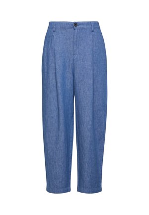 Pantaloni di denim blu a vita alta, gamba dritta, con pieghe anteriori, chiusura con bottoni e passanti per cintura, mostrati su sfondo bianco.