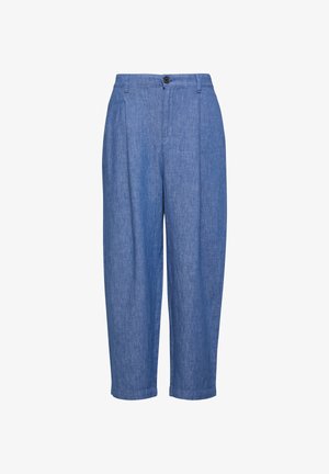 Pantaloni di denim blu a vita alta, gamba dritta, con pieghe anteriori, chiusura con bottoni e passanti per cintura, mostrati su sfondo bianco.