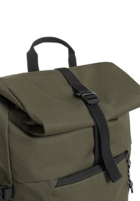 Zaino rettangolare verde oliva con chiusura roll-top, tracolla nera regolabile e tasca laterale con zip e dettagli neri.