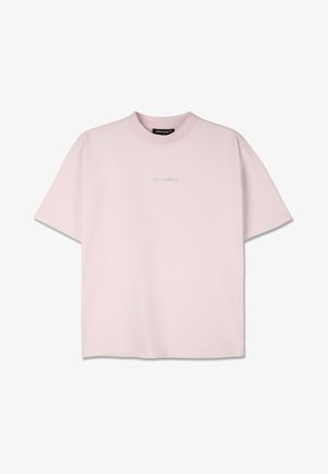 Lyserød t-shirt lavet af blødt bomuld. Har rund halsudskæring, korte ærmer og et subtilt brandlogo på brystet.