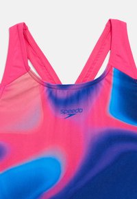 Ολόσωμο μαγιό κοριτσιών με ροζ τιράντες και έντονο ροζ, μωβ και μπλε αφηρημένο σχέδιο, με το λογότυπο Speedo.