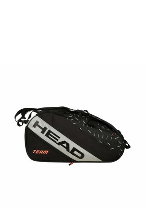 Bolsa deportiva del equipo HEAD en negro y gris con correas para el hombro, diseño angular y compartimentos con cremallera sobre un fondo blanco.