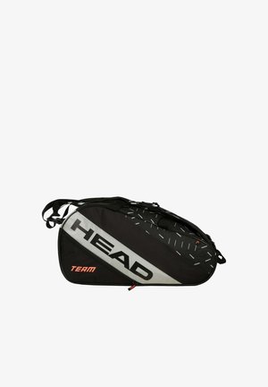 Borsa sportiva HEAD Team nera e grigia con tracolle, motivo inclinato e scomparti con cerniera su sfondo bianco.