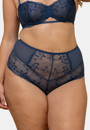 Ensemble soutien-gorge en dentelle bleu marine et culotte taille haute, mettant en avant des motifs floraux, des textures transparentes et des accents délicats en dentelle.