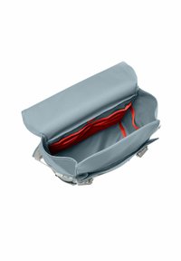 Borsa sintetica blu con apertura a pattina. L'interno presenta una foderatura in tessuto rosso e tasche organizzative. Accenti in metallo argentato visibili.