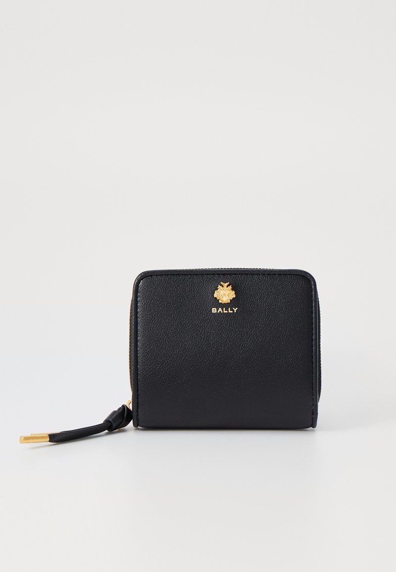 Cartera de cuero negro con un acabado texturizado, logo con herrajes dorados, bordes redondeados y un cierre de cremallera con un tirador.