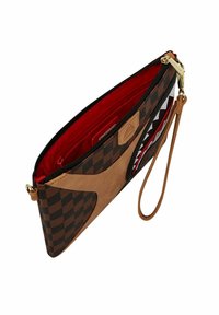 Clutch a scacchi marrone con un'accortezza in pelle beige e un interno rosso. Presenta una chiusura a zip, un cinturino da polso e un distintivo design a squalo.