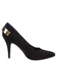 Décolleté neri in suede con punta affilata e dettaglio metallico dorato sul colletto del tacco, vista laterale su sfondo bianco.