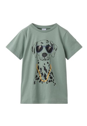 Groene katoenen T-shirt met een Dalmatische hond grafiek die een zonnebril en een gele kettingketting draagt. Korte mouwen en ronde halslijn.