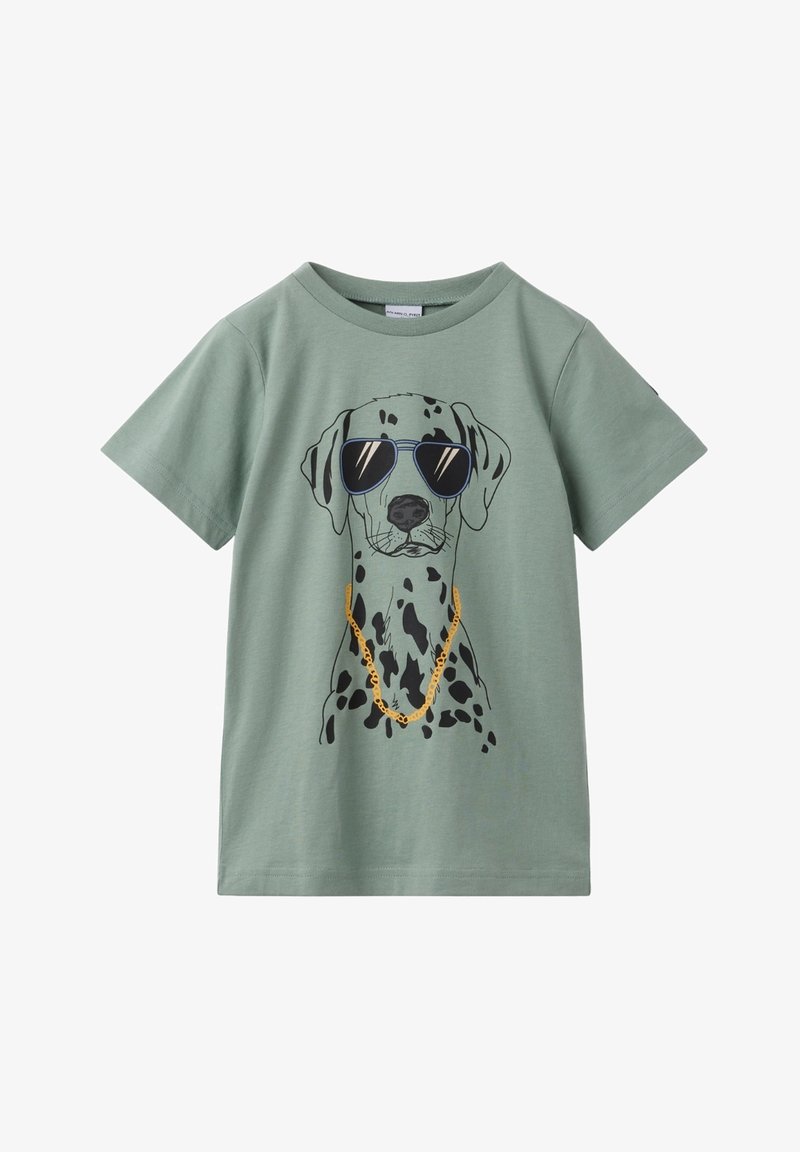 Groene katoenen T-shirt met een Dalmatische hond grafiek die een zonnebril en een gele kettingketting draagt. Korte mouwen en ronde halslijn.