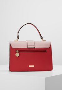 Czerwona i różowa skórzana torebka o strukturalnym designie, z górnym uchwytem, złotymi akcentami i przednią kieszenią na zamek. Gładka tekstura z eleganckim wykończeniem.