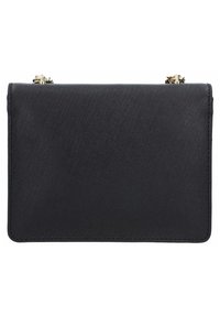 Portafoglio in pelle nera con texture, finitura liscia, dotato di chiusura a pattina e accenti di hardware color oro. Forma rettangolare compatta.