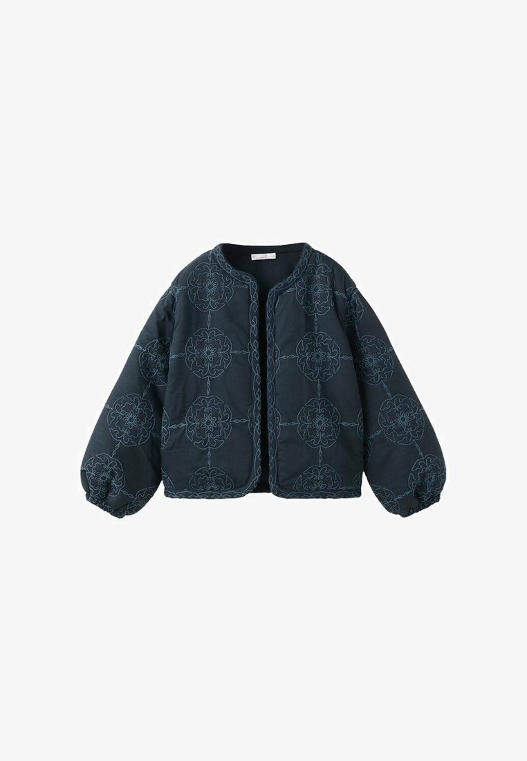 Tmavě modrá prošívaná bunda s dlouhými nadýchanými rukávy a světle modrým květinovým vyšíváním v symetrickém vzoru, otevřená vpředu s kulatým výstřihem.
