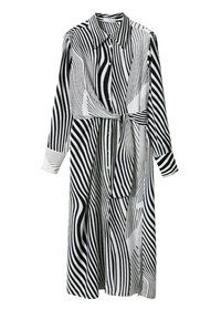 Robe longue à rayures noires et blanches, avec un devant à boutons, un col, une taille ceinturée, présentant des motifs de rayures variés et une longueur jusqu'aux genoux.
