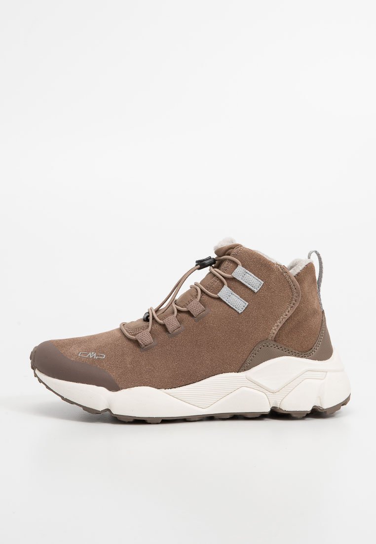 Brązowy but turystyczny z zamszową cholewką, gumowym noskiem, elastycznymi sznurowadłami i trzema odblaskowymi akcentami, spoczywający na białej podeszwie z teksturowanym detalem.