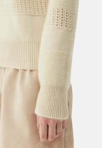 GOBI Cashmere MIT R-AUSSCHNITT UND GEMISCHTEM MUSTER - Stickad tröja - off white