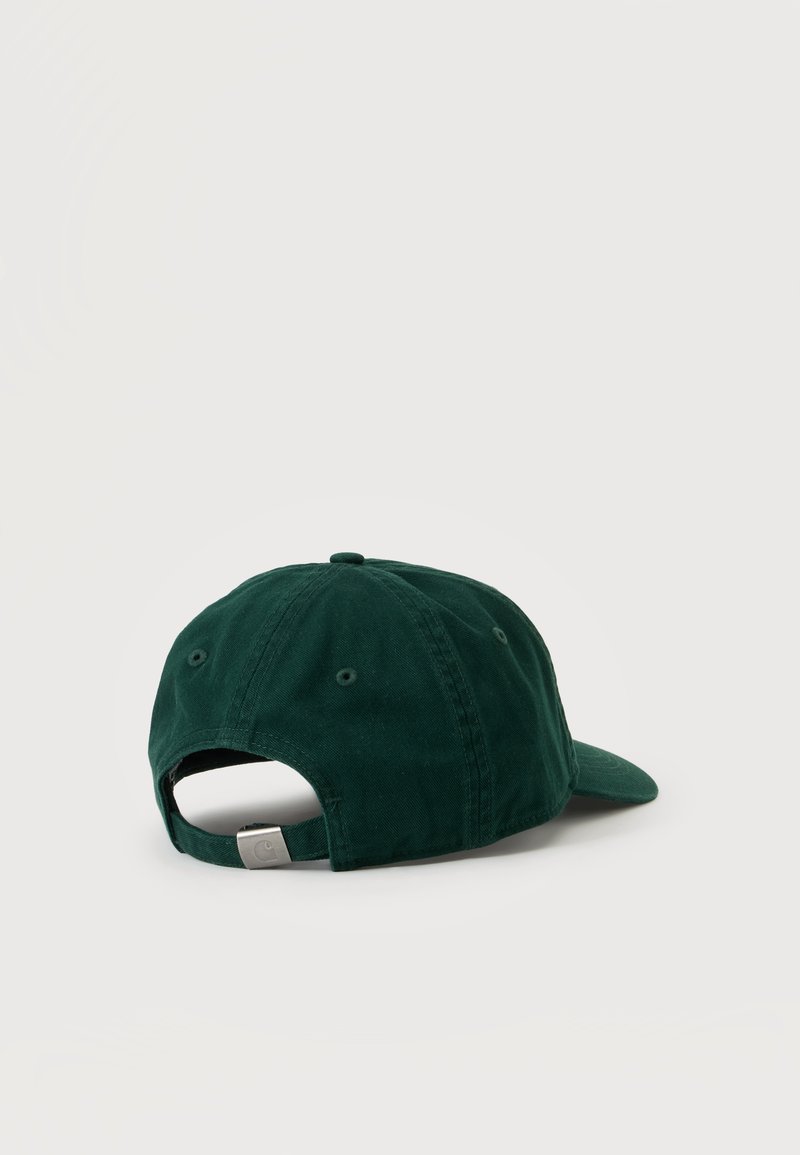 Cappellino da baseball verde scuro visto da dietro con cinturino in tessuto regolabile e fibbia in metallo su uno sfondo chiaro e semplice.