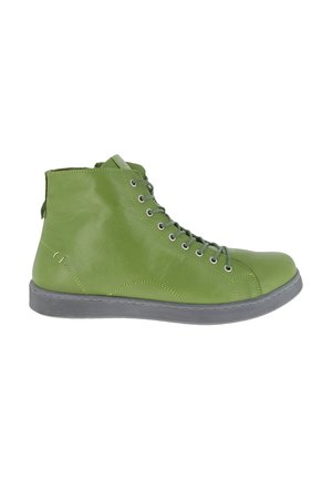 Grüner High-Top-Lederschuh mit grauer Gummisohle, Schnürung vorne und genähten Details, seitlich auf weißem Hintergrund gezeigt.