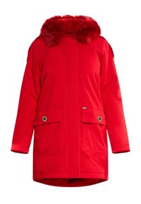 Parka rossa isolata con collare in pelliccia sintetica, due tasche frontali e chiusura con zip frontale. Presenta un taglio dritto e maniche lunghe.