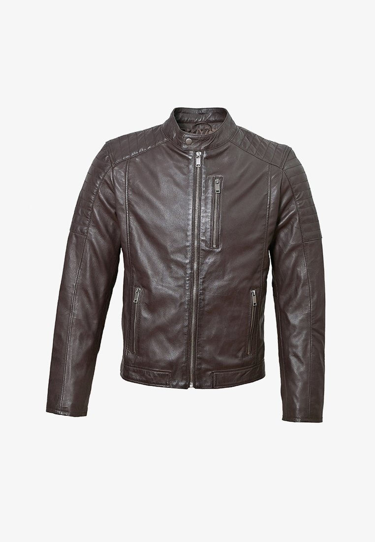 Braune Lederjacke mit hohem Kragen, Reißverschluss vorne und gesteppten Schulterakzenten. Verfügt über zwei Seitentaschen und eine Brusttasche.