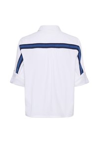 Wit overhemd met lange mouwen, omgeslagen manchetten en horizontale marineblauwe en blauwe strepen over de bovenrug en langs de mouwen.