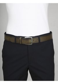 Bruine leren riem met een gladde textuur, een zilveren metalen gesp en meerdere gaatjes voor maataanpassing, gedragen met donkere broek.