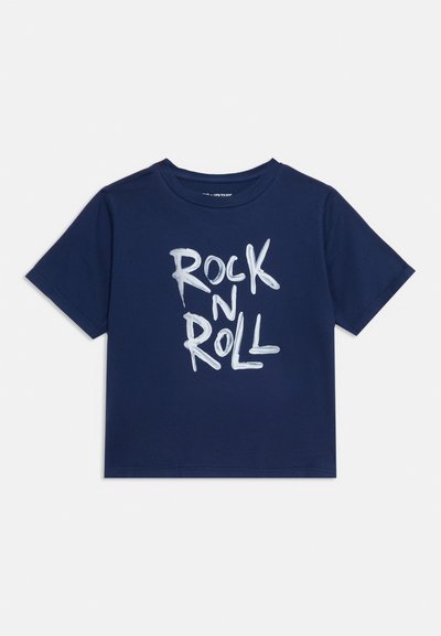 Μπλούζα σε ναυτικό μπλε χρώμα με κοντά μανίκια, με λευκό κείμενο σε ζωγραφιστό στυλ "ROCK N ROLL" στο μπροσ τινό μέρος, στρογγυλή λαιμόκοψη και κανονική εφαρμογή.